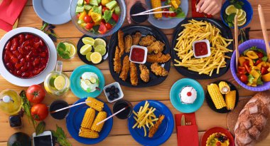 Yemek masasında içki içen insanlar.