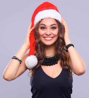 Noel Baba şapkası, beyaz arka plan üzerinde izole kadın portresi