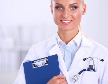 Kadın doktor hastanede dosyayla bekliyor.