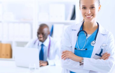 İçerde üniforması olan gülümseyen bir kadın doktor.