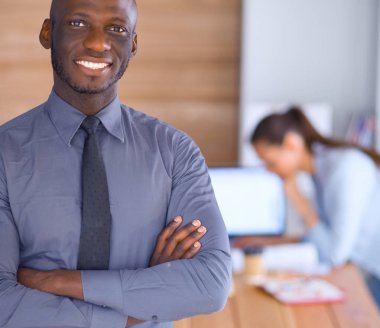 Afrikalı-Amerikalı işadamı iş ofis arka plan üzerinde