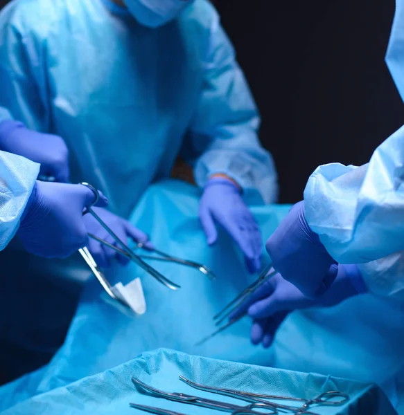 Χειρουργός ομάδας στην εργασία στο χειρουργείο — Φωτογραφία Αρχείου