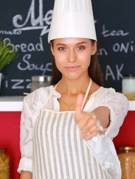Chef-Frauenporträt mit Uniform in der Küche — Stockfoto
