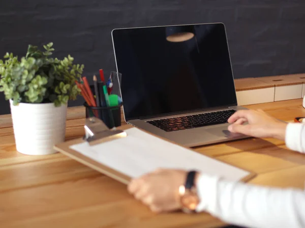 Jeune femme travaillant assise à un bureau — Photo