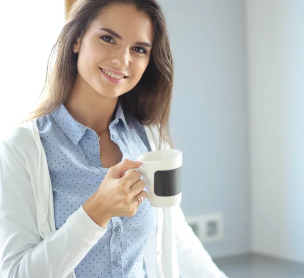 Wanita bahagia minum teh di dapur di rumah — Stok Foto