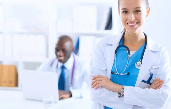 Una dottoressa sorridente con una cartella in uniforme all'interno — Foto Stock