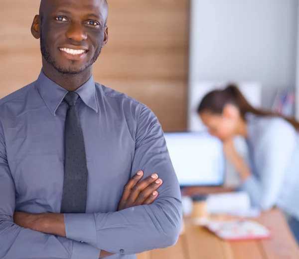 Empresario afroamericano sobre fondo de oficina de negocios — Foto de Stock