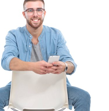 bir cep telefonu, beyaz zemin üzerine izole genç adamla