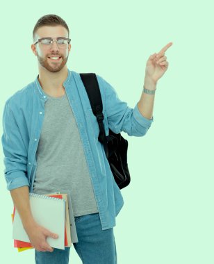 Genç adam ayakta beyaz arka plan üzerinde izole çanta ile