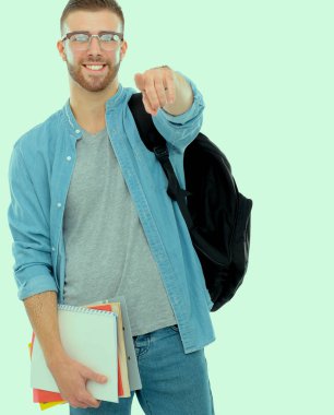 Genç adam ayakta beyaz arka plan üzerinde izole çanta ile