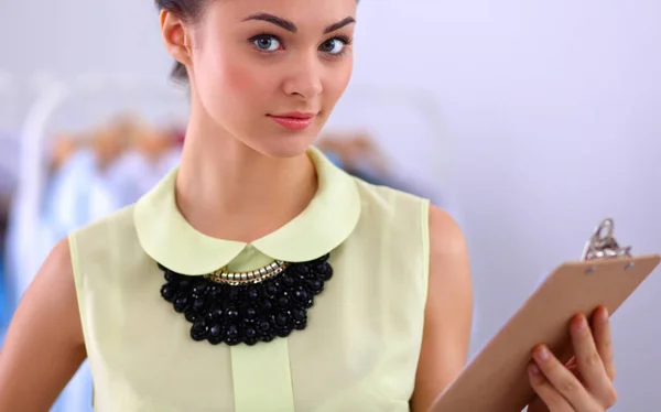 Joven diseñador de moda trabajando en el estudio — Foto de Stock