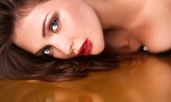 Portret van mooi meisje met trendy make-up liegen — Stockfoto