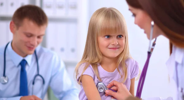 Médico femenino examinando a un niño con estetoscopio en cirugía — Foto de Stock