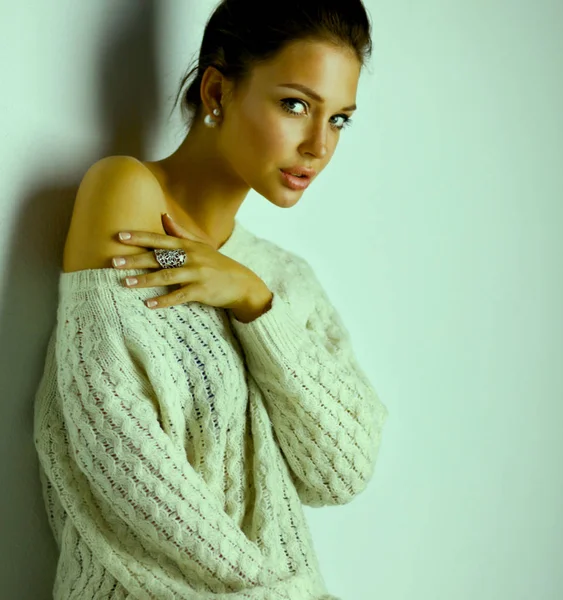 Retrato de uma mulher bonita em suéter em casa — Fotografia de Stock