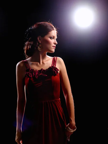 Giovane donna che indossa un vestito rosso in piedi — Foto Stock