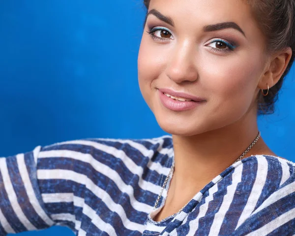 Gelukkig mooie jonge vrouw doet wandschildering, permanent in de buurt van ladder — Stockfoto