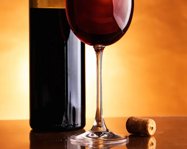 Kieliszek wina i butelkę na czarnym tle — Zdjęcie stockowe