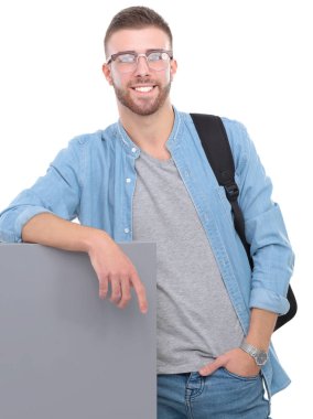 Okul çantası beyaz arka plan üzerinde izole kitap holding ile genç erkek öğrenci