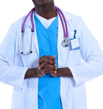 Beyaz arka planda tek başına duran bir doktorun portresi.