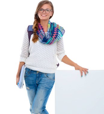 Boş tahta işaret eden güzel öğrenci kadın