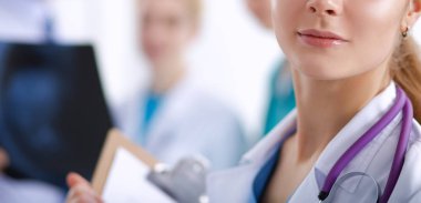 Kadın doktor hastanede dosyayla bekliyor.