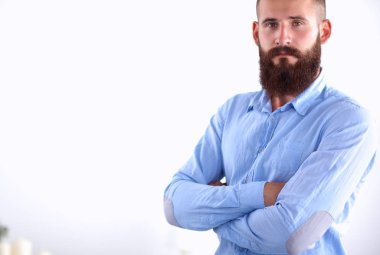 Ofiste ayakta başarılı genç iş adamı