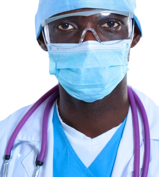 Portret van een arts die het dragen van een masker en uniform. geïsoleerd op witte achtergrond — Stockfoto