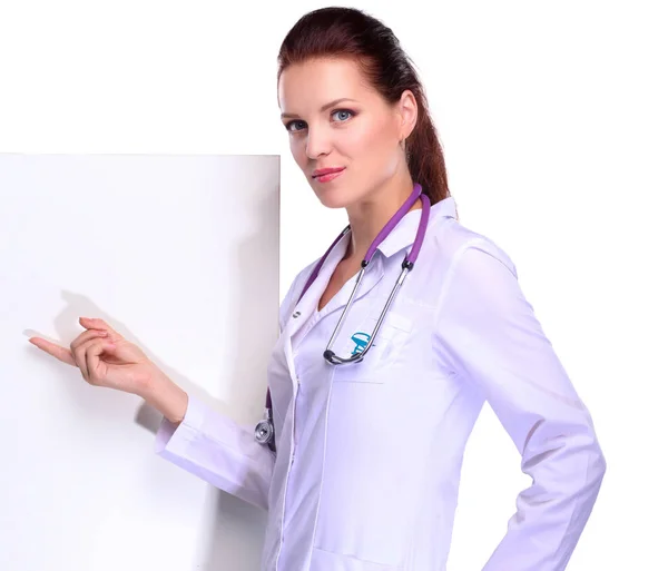 Médico sonriente con una carpeta en uniforme de pie en el hospital — Foto de Stock