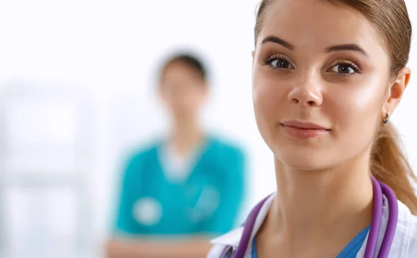 Retrato de la doctora de pie en el hospital —  Fotos de Stock