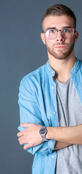 Retrato de hombre casual feliz de pie aislado sobre un fondo oscuro —  Fotos de Stock