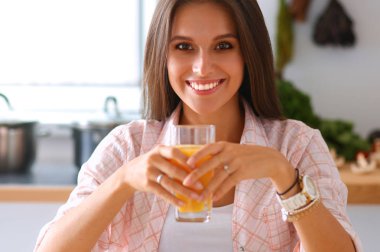 Mutfakta masada oturan genç bir kadın.