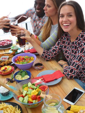 Yemek masasında içki içen insanlar.