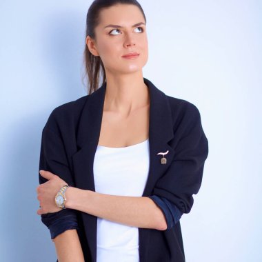 ayakta, gri arka plan üzerinde izole genç kadın