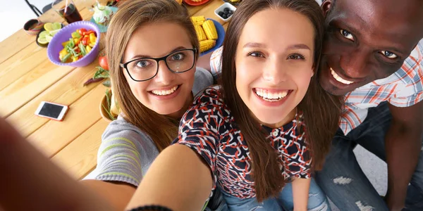 Grupo de pessoas fazendo selfie durante o almoço — Fotografia de Stock