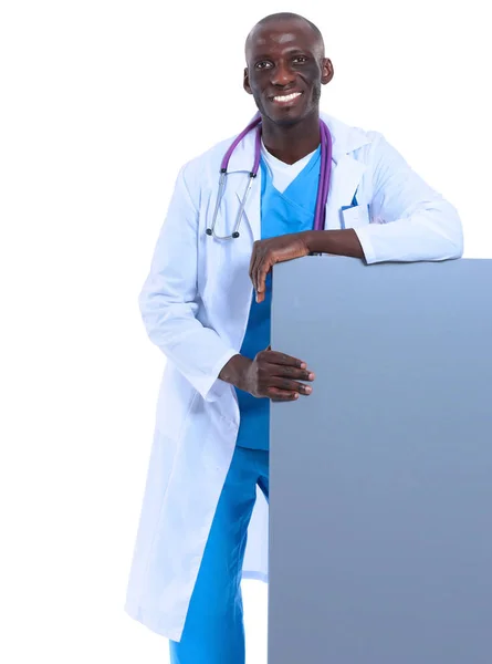 Manlig läkare som håller tomma plakat. — Stockfoto