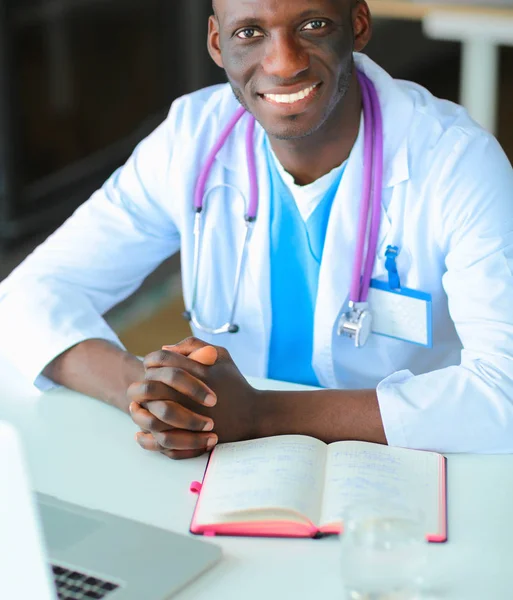 Modern ofisteki Afrikalı Amerikalı doktor. — Stok fotoğraf
