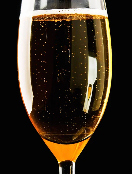 Склянка ігристого шампанського на чорному тлі — стокове фото