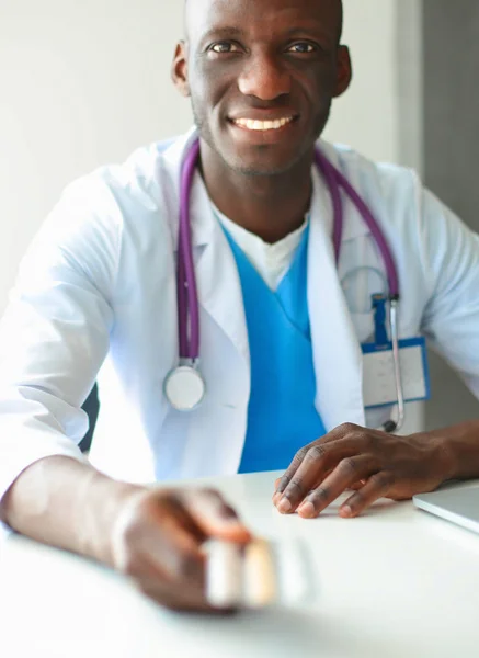 Close-up de médico masculino dando frasco de pílulas para o paciente. — Fotografia de Stock