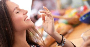 Yemek masasında içki içen insanlar.