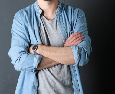 Ayakta, gri arka plan üzerinde izole yakışıklı adam portresi