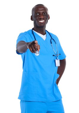 Sen beyaz arka plan üzerinde izole, yakışıklı genç doktor işaret parmağı