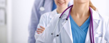 Doktor arkadaşları önünde portresi