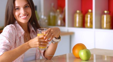 Mutfakta masada oturan genç bir kadın.