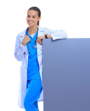 Boş reklam panosu olan bir kadın doktor..