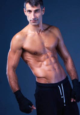 yarı çıplak boksör kaydırma el portresi