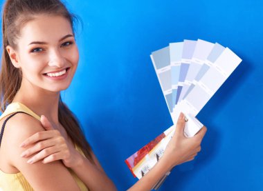 Palet collor örnekleri ile tutan genç güzel kadın