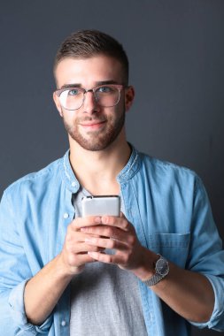 Metin mesajlaşma delikanlı holding telefon gülümseyen