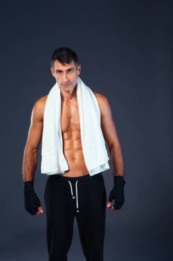 Siyah arka plan üzerine ayakta güçlü atletik adam