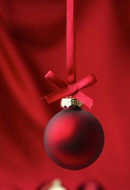 Noel kırmızı topları üzerinde kırmızı zemin üzerine bir kase