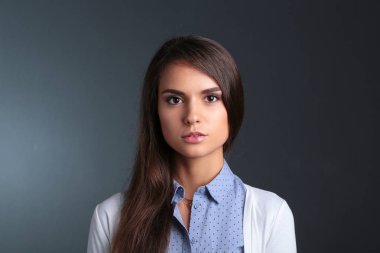 Koyu arka plan karşı bir işkadını portresi
